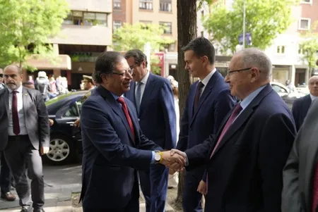 El presidente de Colombia, Gustavo Petro, saluda al presidente de Cámara de España, José Luis Bonet