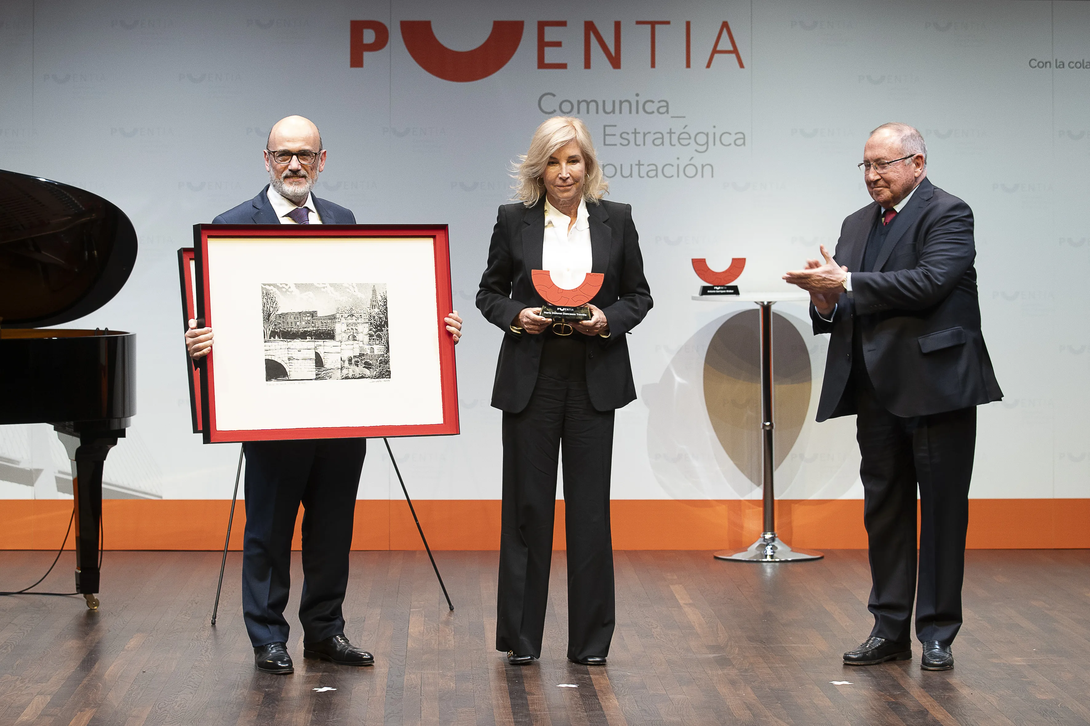 El presidente de Cámara de España entrega el Premio Puentia a María Dolores Dancausa 