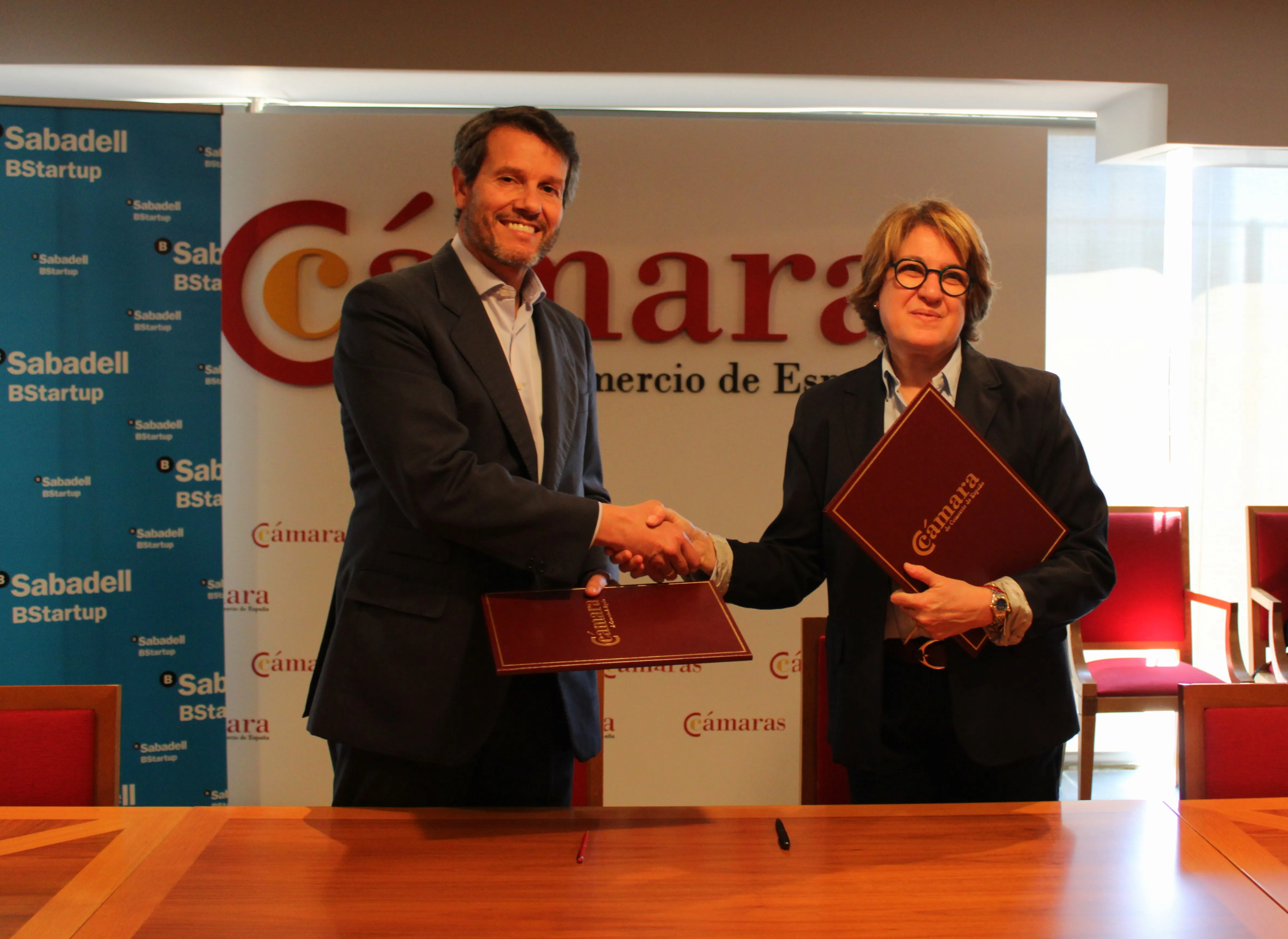 Cámara de España y Banco Sabadell firman un convenio para impulsar la creación de startups y el ecosistema emprendedor 