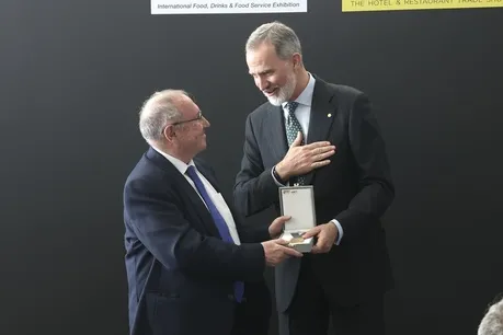 S.M. el Rey entrega a José Luis Bonet la Medalla de Oro como presidente emérito del Salón Alimentaria