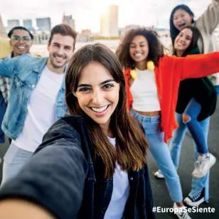 Grupo de jóvenes haciéndose un selfie